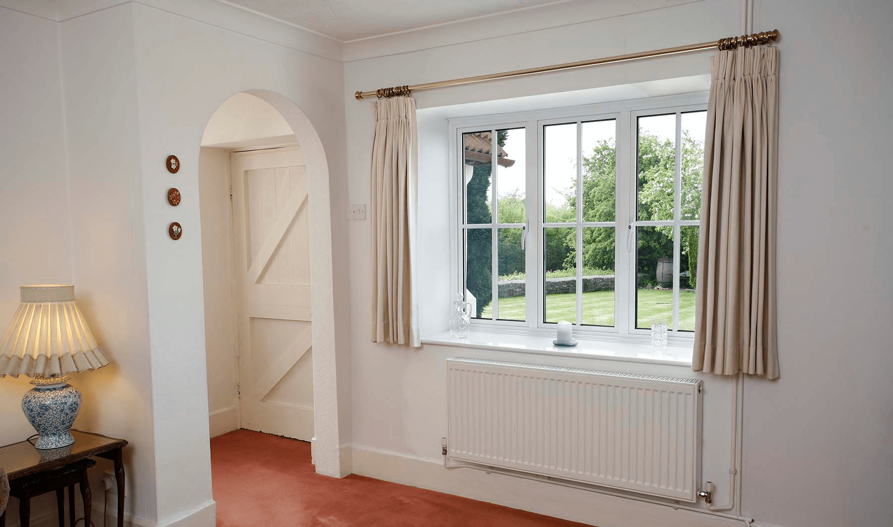 White aluminium windows: Classic style with a modern edge